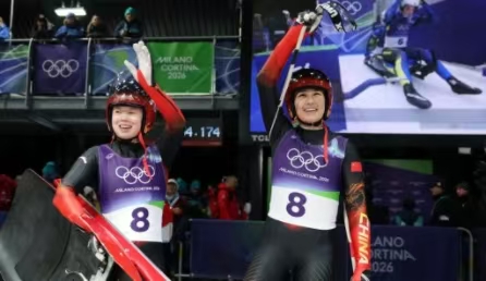 中國雪橇國家隊運(yùn)動員古麗潔乃提·阿迪克尤木/趙佳穎獲得雪橇女子雙人比賽第八名